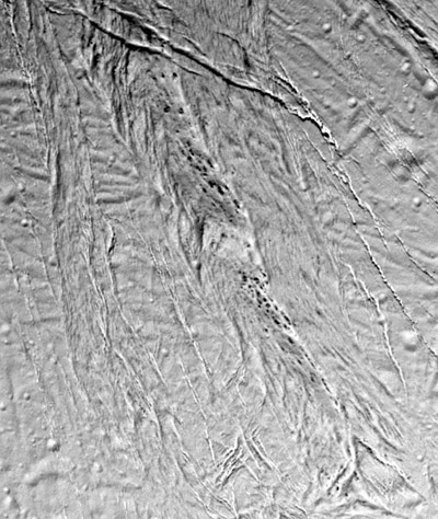 NASA представило новый снимок таинственных пятен на Энцеладе